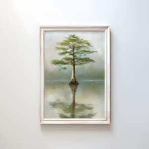 Puede incluir: Pintura enmarcada que representa un árbol alto con hojas verdes y un tronco marrón, reflejado en agua tranquila. La obra de arte tiene una paleta de colores suaves y apagados con un marco claro, evocando una escena natural serena.