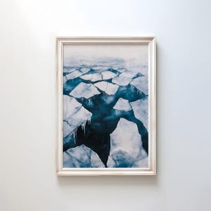 Gebrochenes Ozean Poster | Eis Aquarell Wandkunst | Poster Abstrakte Arktische Landschaft | Eisblau Winter Dekor | Eiszeitliche Meeresmalerei