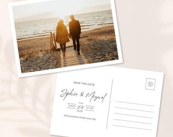 Puede incluir: Dos postales blancas. Una presenta una foto de una pareja caminando en una playa al atardecer. La otra tiene el texto "SAVE THE DATE", los nombres "Sophie & Miguel", la fecha "24 de agosto de 2025" y la dirección "123 Anywhere Street, Any City".
