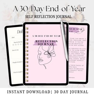 Könnte beinhalten: Ein digitales Selbstreflexionsjournal mit einem rosa Einband, der eine Strichzeichnung eines Gesichts mit einem Schmetterling zeigt. Das Journal trägt den Titel "A 30-Day End-of-Year Reflection Journal". Ein Stift und zwei Tablets sind ebenfalls im Bild.