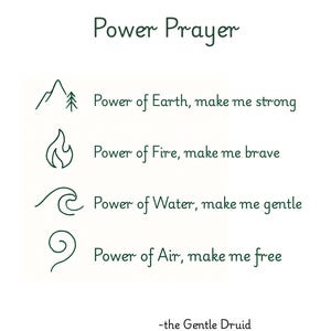 Może przedstawiać: Biały nadruk z napisem "Power Prayer" w fantazyjnej czcionce. Poniżej tekst brzmi: "Power of Earth, make me strong", "Power of Fire, make me brave", "Power of Water, make me gentle" i "Power of Air, make me free."
