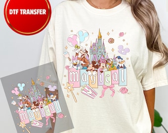 Camiseta de transferencia DTF de coqueta del reino mágico, diseño retro pastel de Disney, Mickey y sus amigos, atuendo de parque familiar, lista para prensar con prensa de calor.