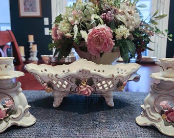 Cuenco para servir de porcelana perforada Dresden y dos candelabros. Fabricado en Alemania.