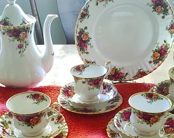 Juego de café Royal Albert Old Country Roses. Cafetera, tazas y platillos. Hecho en Inglaterra.
