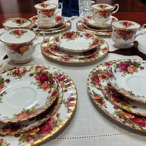 Royal Albert Old Country Roses Dinnerware Set. 5 Place Settings