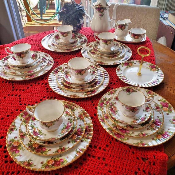 Royal Albert Old Country Roses Dinnerware. 6 Place Settings