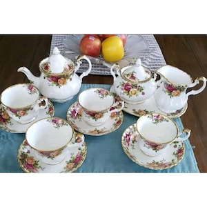 Elegantly Beautiful Royal Albert Old Country Roses Tea Set With 4 Place Settings. Made in England!