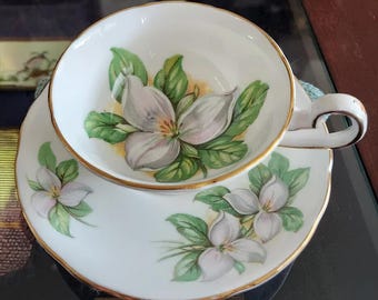 Taza de té y platillo Royal Stafford. Diseño Trillium blanco. Vintage. Hecho en Inglaterra.