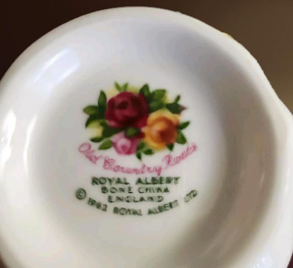 Royal Albert Old Country Roses Dinnerware. 6 Place Settings
