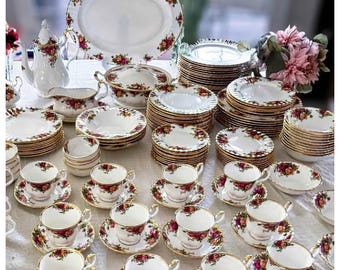 Royal Albert Old Country Roses Huge Dinnerware Set (137 Pieces). Made in England
