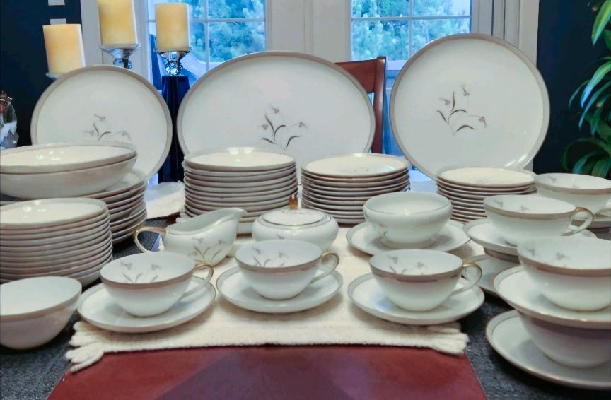 Jyoto Fine China Audrey Pattern 8061 Dinnerware. 92 Pieces