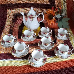 Elegant, Stunning Royal Albert Old Country Roses Coffee or Tea Set For 8. Made in England.