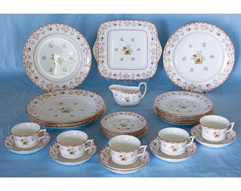 Wedgwood Bianca R4499 Williamsburg Series. Dinnerware Set. 31 Pieces, Vintage. Made in England