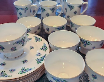 Vajilla Royal Victoria. Tazas de té, platos de ensalada y cuencos de postre. 8 juegos. Fabricada en Inglaterra.
