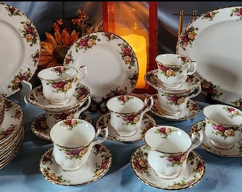 Vajilla Royal Albert Old Country Roses. 10 cubiertos y bandeja. Fabricada en Inglaterra.