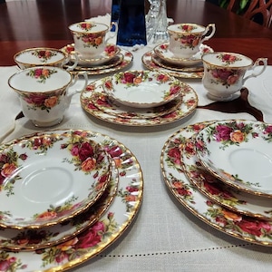 Beautiful Royal Albert Old Country Roses Dinnerware Set. Made in England.
