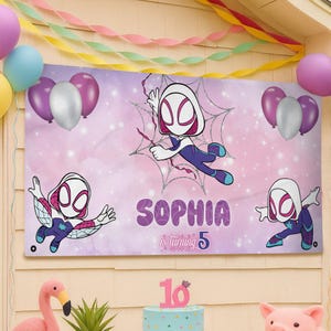 Puede incluir: Una pancarta de cumplea&ntilde;os personalizada con el personaje Spider-Gwen, con el nombre "Sophia" y el texto "is turning 5". La pancarta es rosa con un dise&ntilde;o de telara&ntilde;a e ilustraciones del personaje, junto con globos y serpentinas.