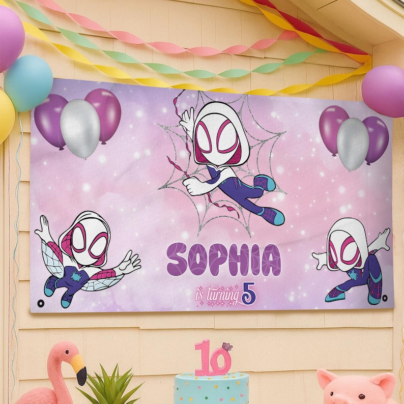 Puede incluir: Una pancarta de cumplea&ntilde;os personalizada con el personaje Spider-Gwen, con el nombre "Sophia" y el texto "is turning 5". La pancarta es rosa con un dise&ntilde;o de telara&ntilde;a e ilustraciones del personaje, junto con globos y serpentinas.