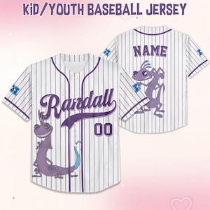 K&ouml;nnte beinhalten: Wei&szlig;-lila gestreiftes Baseball-Trikot mit dem Namen "Randall" und der Nummer "00" auf der Vorderseite. Das Trikot zeigt eine Cartoon-Figur und den Text "KID/YOUTH BASEBALL JERSEY" oben.