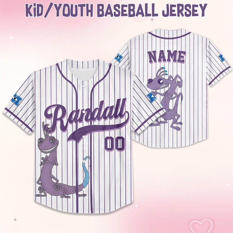 K&ouml;nnte beinhalten: Wei&szlig;-lila gestreiftes Baseball-Trikot mit dem Namen "Randall" und der Nummer "00" auf der Vorderseite. Das Trikot zeigt eine Cartoon-Figur und den Text "KID/YOUTH BASEBALL JERSEY" oben.