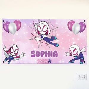 Puede incluir: Una pancarta personalizada con un personaje de dibujos animados con un disfraz de superh&eacute;roe, el nombre "SOPHIA" y la frase "is turning 5". La pancarta tiene un fondo rosa y morado con globos.