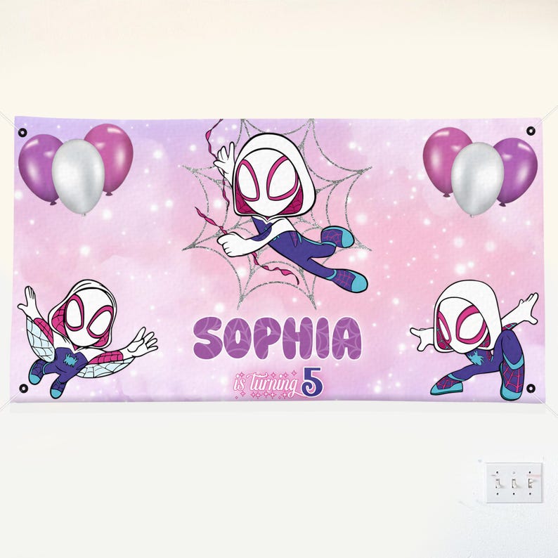 Puede incluir: Una pancarta personalizada con un personaje de dibujos animados con un disfraz de superh&eacute;roe, el nombre "SOPHIA" y la frase "is turning 5". La pancarta tiene un fondo rosa y morado con globos.