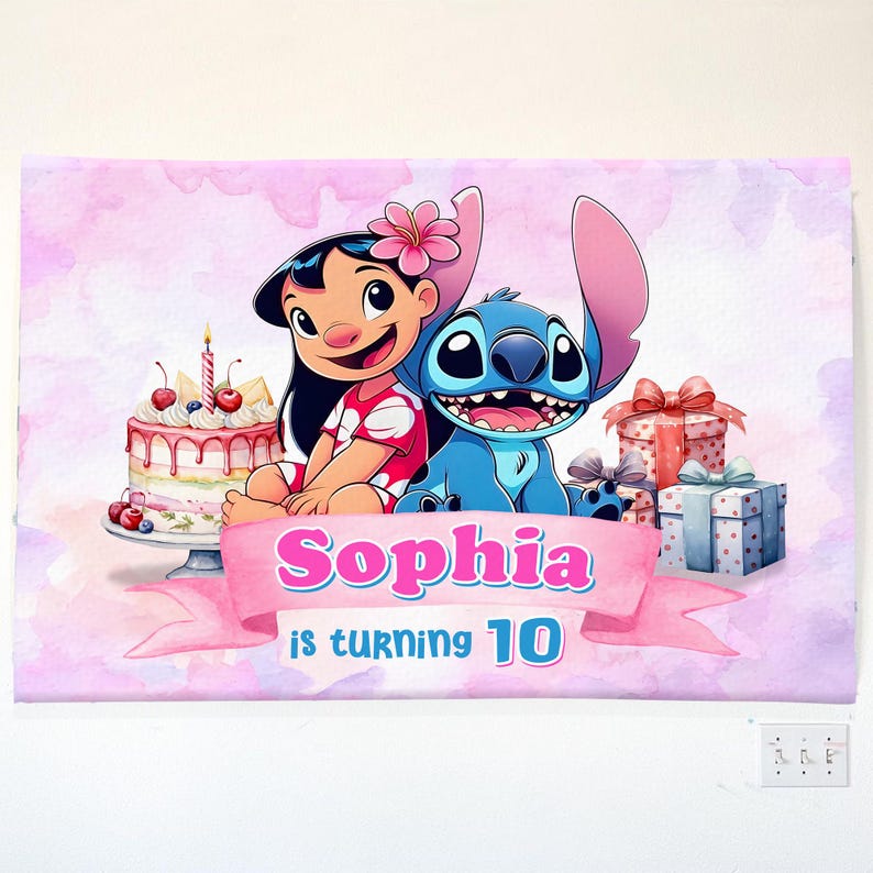 Op de afbeelding: Kleurrijke canvas print met Lilo en Stitch personages, een verjaardagstaart en ingepakte cadeaus. De banner leest "Sophia wordt 10" in roze en blauw. De achtergrond heeft een aquareleffect met roze en paarse tinten.