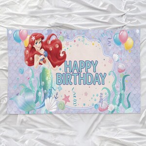 Puede incluir: Un banner de cumplea&ntilde;os con una sirena de pelo rojo y cola turquesa. El banner incluye el texto "Happy Birthday" en turquesa sobre un fondo lila claro, con globos y elementos acu&aacute;ticos.