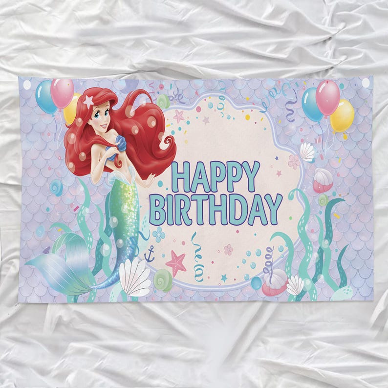 Puede incluir: Un banner de cumplea&ntilde;os con una sirena de pelo rojo y cola turquesa. El banner incluye el texto "Happy Birthday" en turquesa sobre un fondo lila claro, con globos y elementos acu&aacute;ticos.