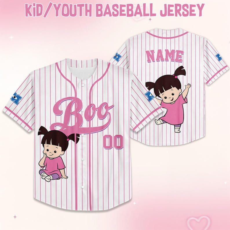 K&ouml;nnte beinhalten: Wei&szlig;-rosa gestreiftes Baseball-Trikot mit dem Wort "Boo" in rosa Schrift. Das Trikot zeigt eine Cartoon-Figur und die Nummer "00". Auf der R&uuml;ckseite des Trikots steht das Wort "Name" in rosa Schrift und eine Cartoon-Figur.