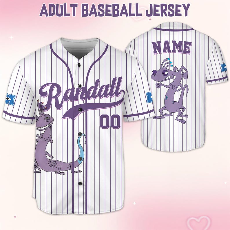 K&ouml;nnte beinhalten: Wei&szlig;es Baseball-Trikot mit lila Nadelstreifen, mit dem Namen "Randall" und der Nummer "00" auf der Vorderseite. Das Trikot hat eine Cartoon-Figur und das Wort "NAME" auf der R&uuml;ckseite. Das Trikot hat auch den Text "ADULT BASEBALL JERSEY".