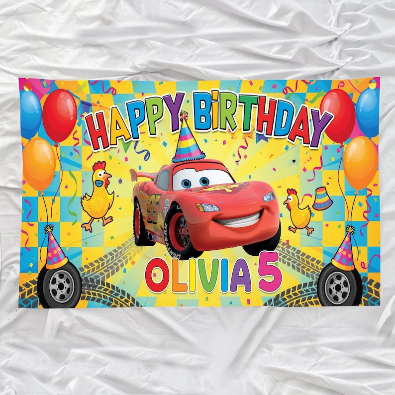 Peut inclure: Banni&egrave;re d'anniversaire color&eacute;e avec une voiture de course rouge portant un chapeau de f&ecirc;te, le texte "HAPPY BIRTHDAY" et le nom "OLIVIA 5". Ballons, poulets et traces de pneus ornent le fond.
