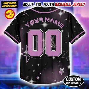 Puede incluir: Camiseta de b&eacute;isbol negra con el n&uacute;mero "00" morado en la espalda. La camiseta tiene un patr&oacute;n de estrellas y el texto "YOUR NAME" encima de los n&uacute;meros. La camiseta es personalizable y est&aacute; disponible para adultos, ni&ntilde;os y j&oacute;venes.