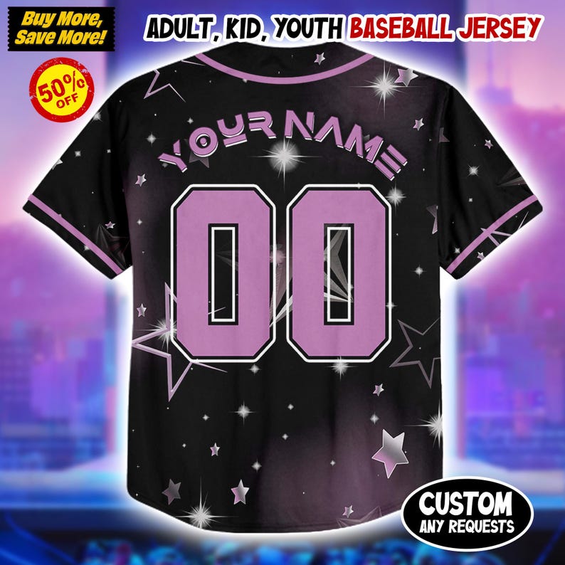 Puede incluir: Camiseta de b&eacute;isbol negra con el n&uacute;mero "00" morado en la espalda. La camiseta tiene un patr&oacute;n de estrellas y el texto "YOUR NAME" encima de los n&uacute;meros. La camiseta es personalizable y est&aacute; disponible para adultos, ni&ntilde;os y j&oacute;venes.