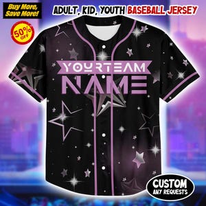 Puede incluir: Camiseta de b&eacute;isbol negra con un patr&oacute;n de estrellas y el texto "YOUR TEAM NAME" en lavanda. La camiseta tiene una parte delantera abotonada y ribetes de lavanda. La imagen tambi&eacute;n incluye el texto "ADULT, KID, YOUTH BASEBALL JERSEY" y "CUSTOM ANY REQUESTS".