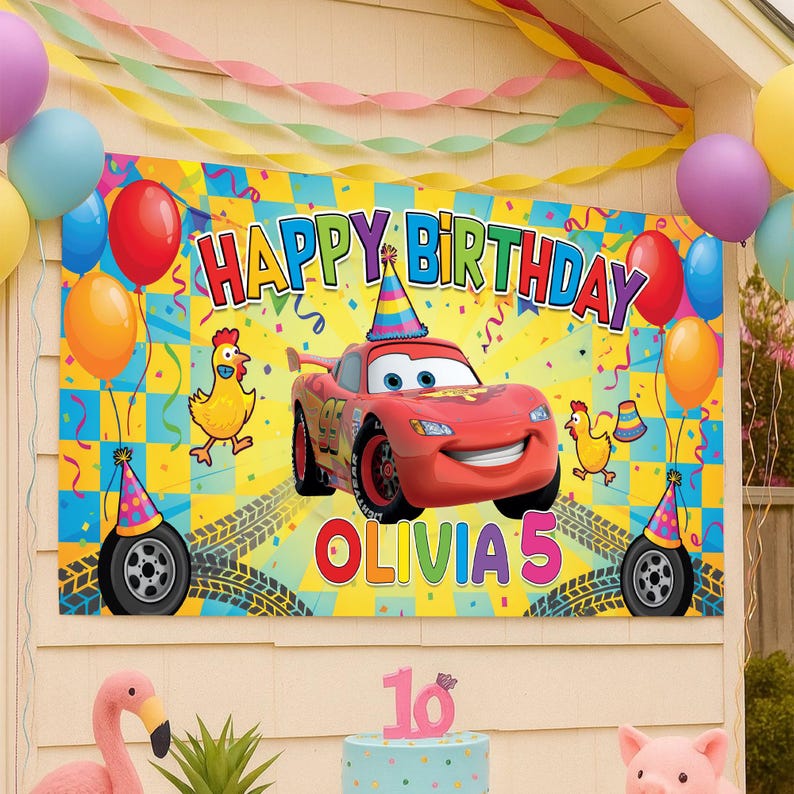 Peut inclure: Une banni&egrave;re d'anniversaire color&eacute;e avec une voiture de course rouge, le texte "HAPPY BIRTHDAY" et le nom "OLIVIA 5". La banni&egrave;re comprend des ballons, des confettis, des poulets de dessin anim&eacute; et des traces de pneus.