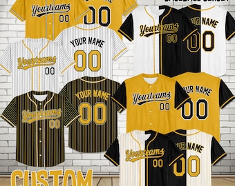 Op de afbeelding: Diverse honkbalshirts in verschillende kleuren, waaronder goud, zwart en wit. Elk shirt heeft de tekst "Yourteams" en het nummer "00". Sommige shirts hebben de tekst "YOUR NAME" en het nummer "00" op de rug. De afbeelding bevat ook de tekst "KID/YOUTH/ADULT BASEBALL JERSEY" en "CUSTOM ANY REQUESTS".