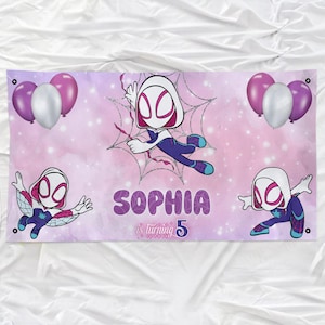 Puede incluir: Una pancarta con un dise&ntilde;o de Spider-Gwen de dibujos animados con el nombre "Sophia" y el texto "is turning 5". La pancarta tiene un fondo de acuarela rosa y morado con globos.