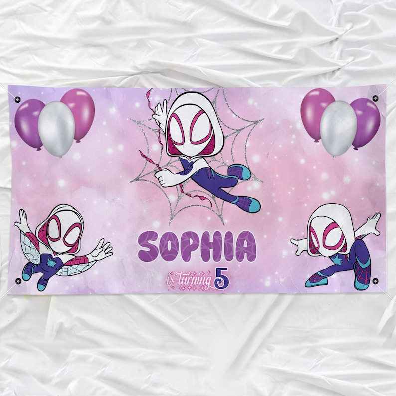 Puede incluir: Una pancarta con un dise&ntilde;o de Spider-Gwen de dibujos animados con el nombre "Sophia" y el texto "is turning 5". La pancarta tiene un fondo de acuarela rosa y morado con globos.