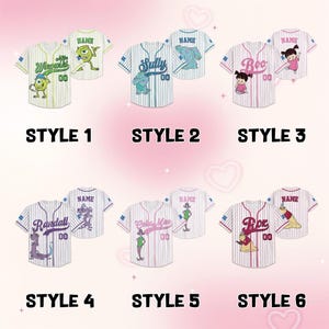 K&ouml;nnte beinhalten: Sechs Baseball-Trikots mit Cartoon-Charakteren. Jedes Trikot hat einen anderen Charakter und den Text "NAME" &uuml;ber der Nummer "00". Die Stile sind mit 1 bis 6 gekennzeichnet. Die Trikots sind wei&szlig; mit farbigen Akzenten.