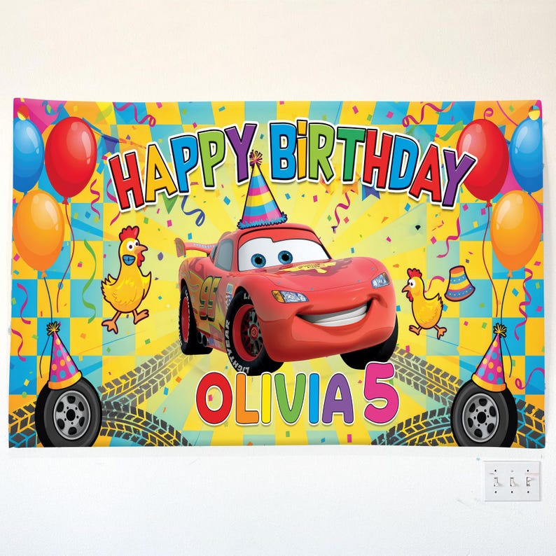 Peut inclure: Une banni&egrave;re d'anniversaire color&eacute;e avec une voiture de course rouge souriante, le texte "HAPPY BIRTHDAY OLIVIA 5", des ballons et des poulets de dessin anim&eacute;. Le fond est &agrave; carreaux.