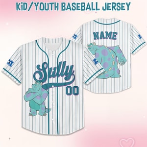 K&ouml;nnte beinhalten: Wei&szlig;-t&uuml;rkisfarbenes Baseball-Trikot mit Nadelstreifen, dem Namen "Sully" und der Nummer "00" auf der Vorderseite. Das Trikot zeigt eine Cartoonfigur und den Text "KID/YOUTH BASEBALL JERSEY". Auf der R&uuml;ckseite des Trikots steht das Wort "NAME" und die gleiche Cartoonfigur.