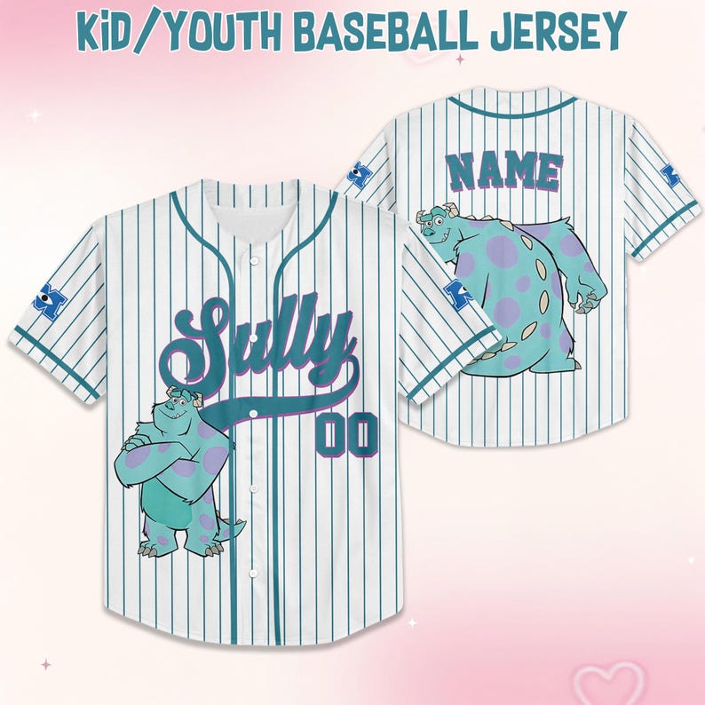 K&ouml;nnte beinhalten: Wei&szlig;-t&uuml;rkisfarbenes Baseball-Trikot mit Nadelstreifen, dem Namen "Sully" und der Nummer "00" auf der Vorderseite. Das Trikot zeigt eine Cartoonfigur und den Text "KID/YOUTH BASEBALL JERSEY". Auf der R&uuml;ckseite des Trikots steht das Wort "NAME" und die gleiche Cartoonfigur.
