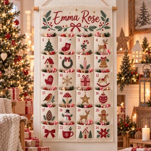 Peut inclure: Un calendrier de l'Avent mural en tissu crème portant le nom Emma Rose en haut. Il comporte vingt-quatre poches numérotées, chacune décorée d'illustrations festives telles que des sapins, des chaussettes, des rennes et des boules de Noël.