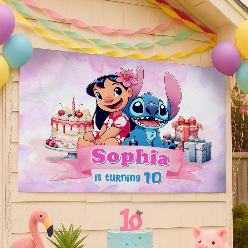 Op de afbeelding: Een verjaardagsbanner met Lilo en Stitch-personages, met de naam "Sophia" en de tekst "is turning 10." De banner heeft een roze aquarel achtergrond, een taart en cadeau dozen. Ballonnen en slingers versieren de sc&egrave;ne.