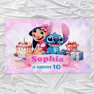 Op de afbeelding: Roze en paarse verjaardagsbanner met Lilo en Stitch-personages, een taart en cadeaus. De banner toont de tekst "Sophia is turning 10" in roze en blauwe letters.