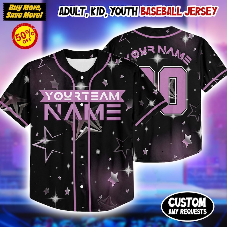 Puede incluir: Camiseta de b&eacute;isbol negra con un patr&oacute;n de estrellas y el texto "YOUR TEAM NAME" en lavanda. La camiseta tambi&eacute;n presenta el texto "OUR NAME" y el n&uacute;mero "00" en la espalda. Disponible para pedidos personalizados.