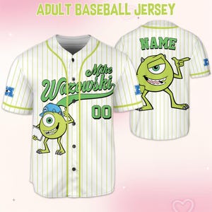 K&ouml;nnte beinhalten: Wei&szlig;es Baseball-Trikot mit gr&uuml;nen Nadelstreifen, mit dem Namen "Mike Wazowski" in gr&uuml;ner Schrift. Das Trikot hat eine Cartoon-Figur und die Nummer "00". Der Text "ADULT BASEBALL JERSEY" steht oben.
