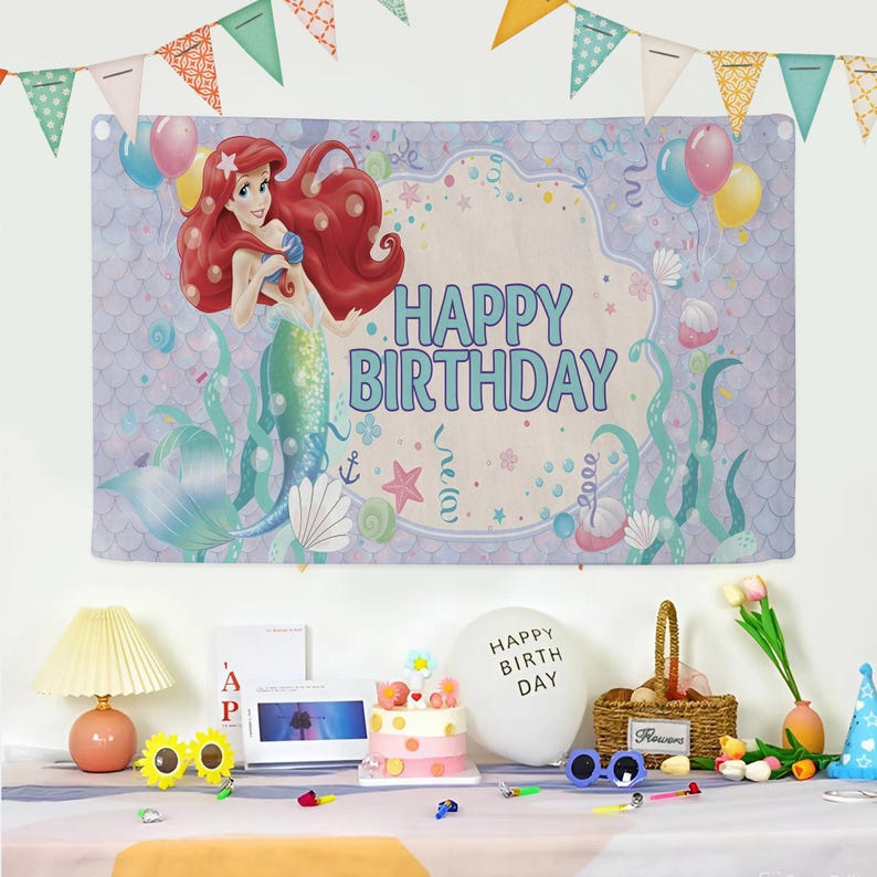 Puede incluir: Una pancarta de cumplea&ntilde;os con una sirena de pelo rojo y cola turquesa, con la frase "Happy Birthday" en azul. La pancarta est&aacute; decorada con globos, conchas marinas y estrellas. Una mesa est&aacute; puesta con una tarta, globos y art&iacute;culos de fiesta.