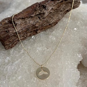 Handmade 14K Gold-Plated Whale Tail Necklace – Minimalist Disc Pendant, Ocean-Inspired Jewelry for Beach Lovers